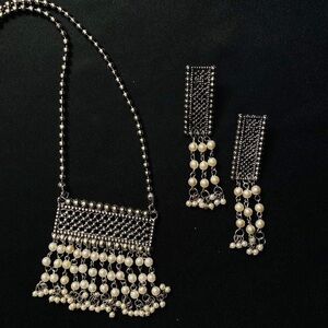Traditional necklace with earrings